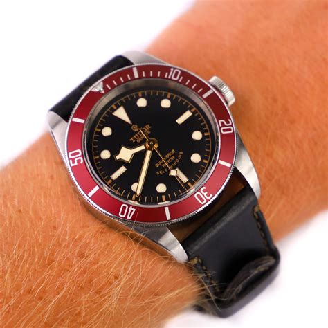 Tudor Black Bay (red) .